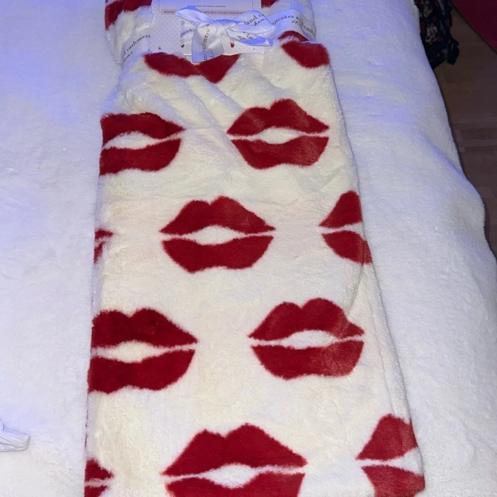 Cupcakes and cashmere, faux fur Valentine’s Day lips throw 💋👄💋👄💋
